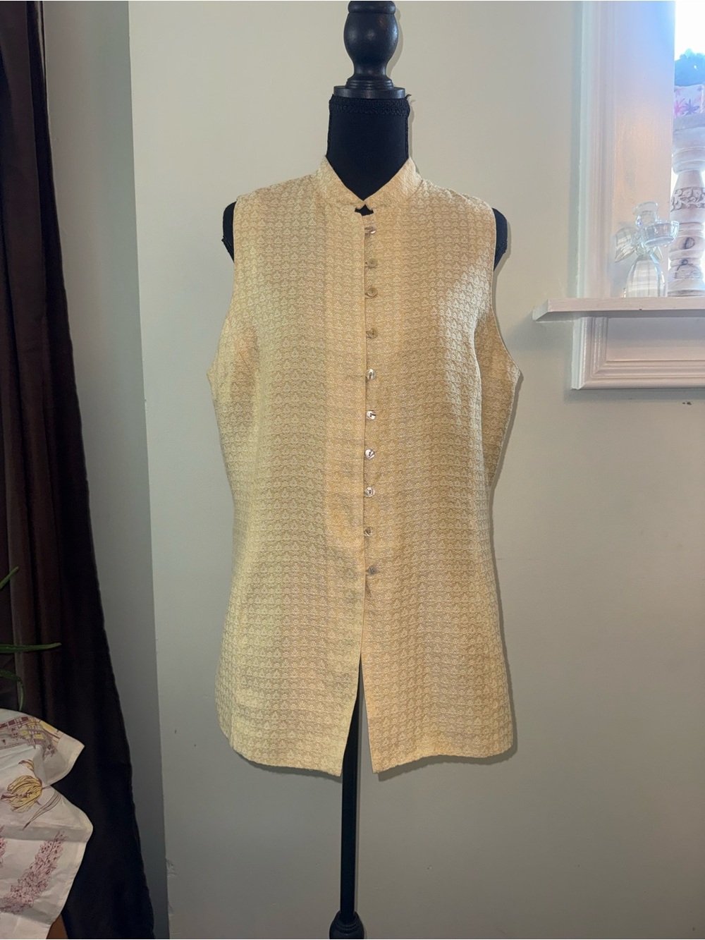 Rena Rowan Sleeveless Mandarin-Collar Blouse in Pale Yellow